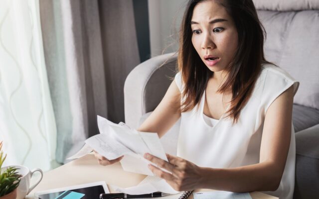 Woman surprised a finances 978b8d064138018a1dfad71b9882dd21