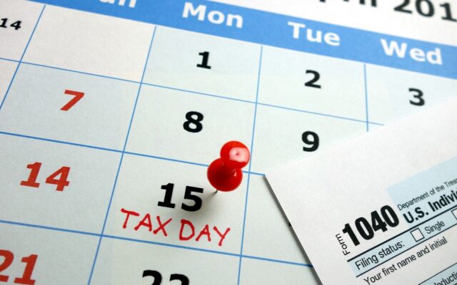 Calendar and IRS 1040 form 978b8d064138018a1dfad71b9882dd21