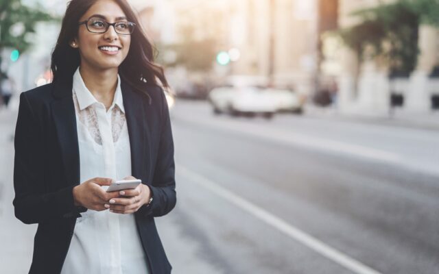 Professional young woman in city 978b8d064138018a1dfad71b9882dd21