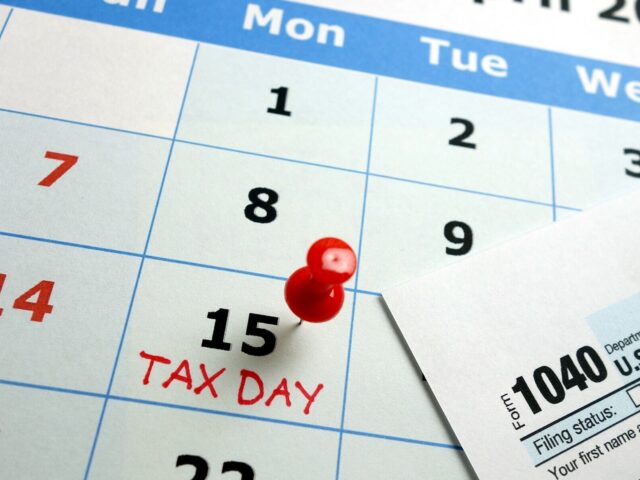 Calendar and IRS 1040 form 978b8d064138018a1dfad71b9882dd21