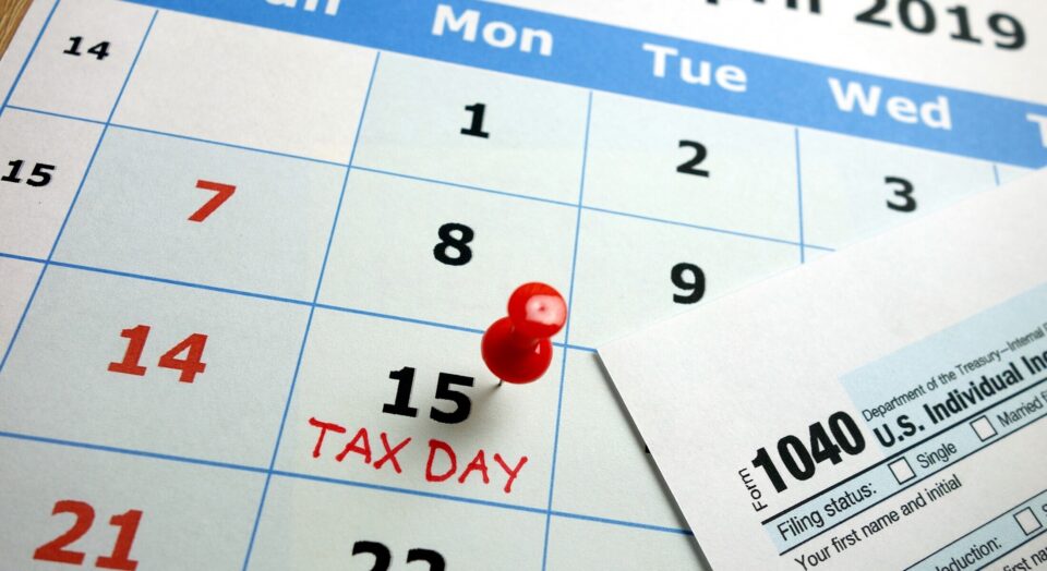 Calendar and IRS 1040 form 978b8d064138018a1dfad71b9882dd21