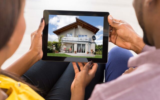 Couple views home listing on tablet 978b8d064138018a1dfad71b9882dd21